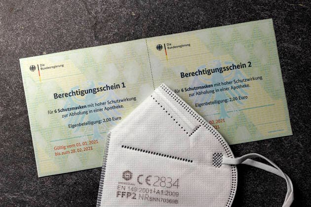 Die Bundesdruckerei hat fälschungssichere Berechtigungsscheine für FFP2-Masken an die deutschen Krankenkassen verschickt. Wenn die Versicherten diese Gutscheine bekommen haben, können sie sich damit FFP2-Masken oder andere gleichwertige Masken in der Apotheke holen. (Themenbild, Symbolbild)