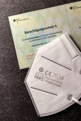 Die Bundesdruckerei hat fälschungssichere Berechtigungsscheine für FFP2-Masken an die deutschen Krankenkassen verschickt. Wenn die Versicherten diese Gutscheine bekommen haben, können sie sich damit FFP2-Masken oder andere gleichwertige Masken in der Apotheke holen. (Themenbild, Symbolbild)