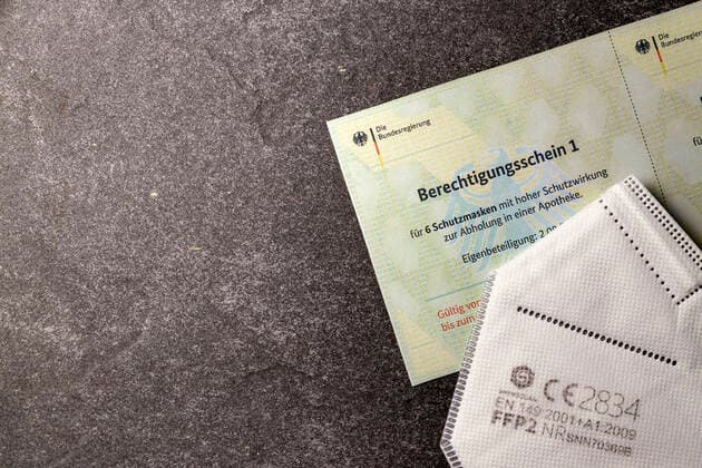 Die Bundesdruckerei hat fälschungssichere Berechtigungsscheine für FFP2-Masken an die deutschen Krankenkassen verschickt. Wenn die Versicherten diese Gutscheine bekommen haben, können sie sich damit FFP2-Masken oder andere gleichwertige Masken in der Apotheke holen. (Themenbild, Symbolbild)