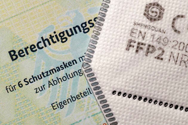 Die Bundesdruckerei hat fälschungssichere Berechtigungsscheine für FFP2-Masken an die deutschen Krankenkassen verschickt. Wenn die Versicherten diese Gutscheine bekommen haben, können sie sich damit FFP2-Masken oder andere gleichwertige Masken in der Apotheke holen. (Themenbild, Symbolbild)