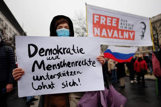 Mehrere hundert Demonstranten und Putin-Gegner fordern vor der russischen Botschaft in Berlin die Freilassung des russischen Oppositionspolitikers Alexej Nawalny aus russischer Haft. Eine Abschlusskundgebung fand vor dem Brandenburger Tor statt. snapshot-photography xK.M.Krause *** Several hundred protesters and Putin opponents demand the release of Russian opposition politician Alexei Navalny from Russian custody in front of the Russian embassy in Berlin A final rally took place in front of the Brandenburg Gate snapshot photography xK M Krause