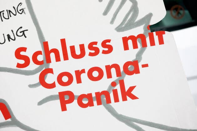 Corona-Demo - Für mehr Frieden und Freiheit - zwei Corona-Demos in der Fuldaer Innenstadt - Protest gegen die Corona-Regeln und die Impfungen - Impfgegner - Impfstoff gegen Corona - Corona - Corona-Pandemie - Corona-Lage -Covid 19 - COVID-19 - SARS-CoV-2 - Corona-Zeit - Coronakrise - Corona-Welle - Corona-Virus - Coronavirus - Corona-Widerstand - Corona-Protest - Corona-Proteste - Corona-Einschränkungen - Corona-Maßnahmen - Angst vor dem Coronavirus - Schutz vor dem Coronavirus - Corona-Leugner - Corona-Skeptiker - Corona-Restriktionen - Coronaprotest - Demo für mehr Frieden und Freiheit - Fulda, Deutschland, DEU, GER, 16.01.2021 - Fulda-Innenstadt: Demonstration gegen die Gesundheitspolitik der Bundesregierung. Zahlreiche Menschen ge