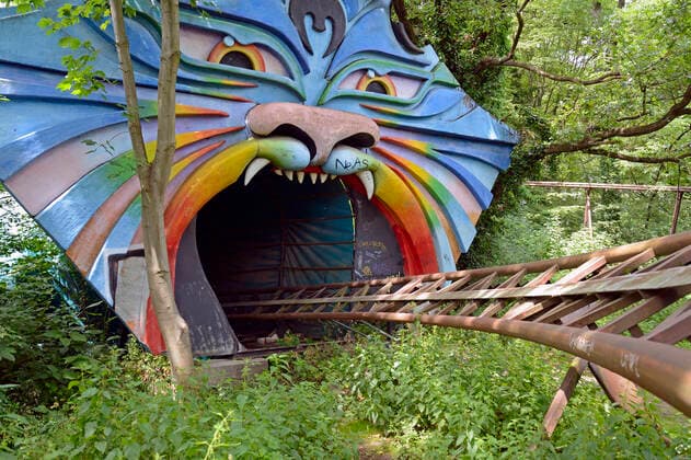 Einfahrt in den Tunnel einer Achterbahn im ehemaligen Freizeitpark Spreepark Berlin , ehemaliger Kulturpark der DDR, Deutschland, Europa mcpins