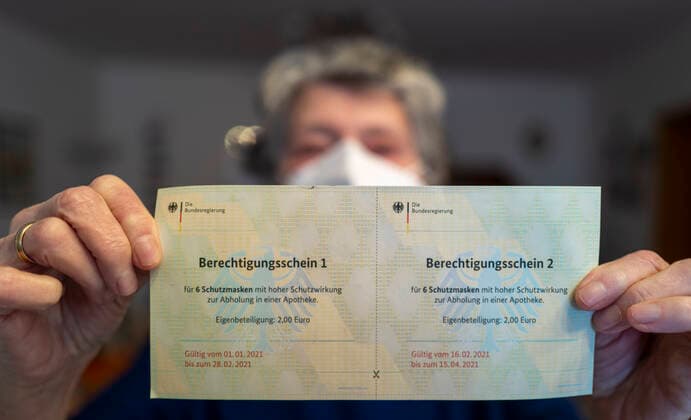 Seniorin Sibilla Sämmer (89) mit Berechtigungsschein für Schutzmasken mit hoher Schutzwirkung zur Abholung in der Apotheke , Bundesregierung Zuwendung für Senioren FFP2 Berechtigungsschein 1 Berechtigungsschein 2