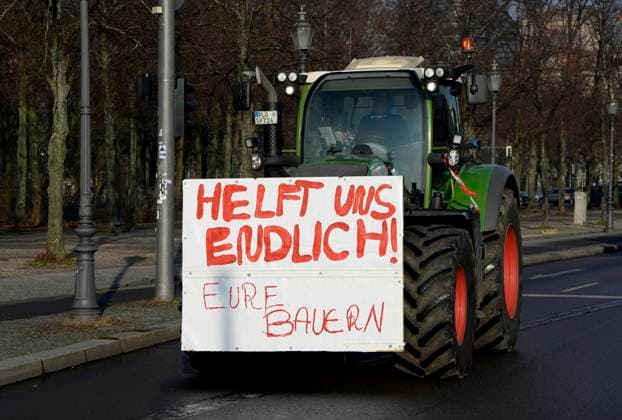 News Bilder des Tages 26 . 01 . 2021 , Berlin Mitte : Traktordemo in Berlin . Landwirte demonstrieren vor dem Bundesministerium für Ernährung und Landwirtschaft in Berlin . Foto : Traktoren in der Ebertstraße vor dem Brandenburger Tor . *** 26 01 2021 , Berlin Mitte Tractor demo in Berlin Farmers demonstrate in front of the Federal Ministry of Food and Agriculture in Berlin Photo Tractors in the Ebertstraße in front of the Brandenburg Gate