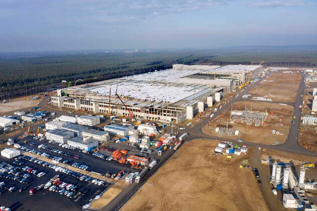 News Bilder des Tages Tesla Giga Factory Gruenheide Gruenheide, DEU, 26.01.2021 - Luftbild Baustelle Tesla Gigafactory 4 im Ortsteil Freienbrink in Gruenheide. Die Gigafactory soll mit der Produktion von Tesla Fahrzeugen im Juli 2021 beginnen Gruenheide Brandenburg Deutschland