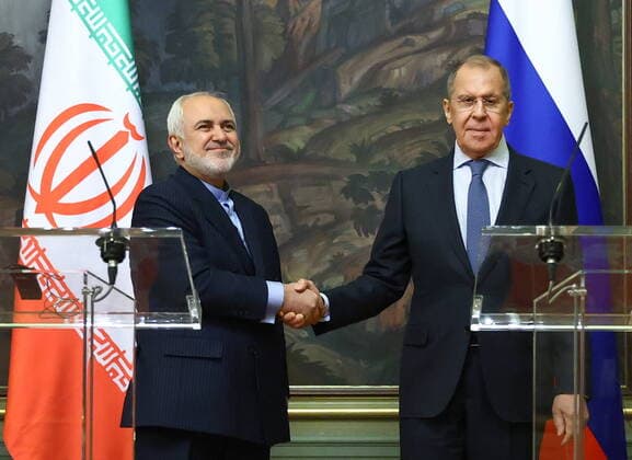 Bilder des Jahres 2021, News 01 Januar News Themen der Woche KW04 News Bilder des Tages MOSCOW, RUSSIA - JANUARY 26, 2021: Iran s Foreign Minister Mohammad Javad Zarif (L ) and his Russian counterpart Sergei Lavrov shake hands during a press conference following their meeting at the Reception House. Russian Ministry of Foreign Affairs TASS  TS0F5378