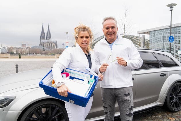 Bilder des Jahres 2021, Entertainment 01 Januar Entertainment Themen der Woche KW04 Entertainment Bilder des Tages Kölner Ballermann-Sänger Tim Toupet - bürgerlich Tim Bibelhausen erfindet Corona-Schnelltest-Taxi und erledigt den Corona-Test direkt aus dem Kofferraum Seit bald einem Jahr steht Tim Toupet wegen der Corona-Pandemie ohne Einnahmen aus Auftritten da. Nun bietet Tim Toupet für Firmen und Privatleute Corona-Schnelltests und PCR-Test direkt vor Ort ab 69 Euro an. Jeder weitere Test kostet dann ab 39 Euro. Tim Toupet kündigt an, pro Test fünf Euro an eine karitative Organisation zu spenden. Der Ausbau als Franchise-Konzept hat bereits begonnen. Auf Wunsch kommt Tim Toupet aber auch persönlich zu den Kunden. Im vergangenen Jahr war Tim Toupet nach eigener Aussage selbst an Covid-19 erkrankt - Zu den Hits von Tim Toupet gehören di