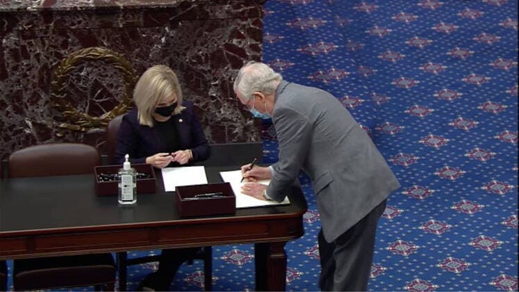 Bilder des Jahres 2021, News 01 Januar News Themen der Woche KW04 News Bilder des Tages January 26, 2021, Washington, District of Columbia, USA: In this image from United States Senate television, US Senate Minority Leader Mitch McConnell (Republican of Kentucky) signs the oath book to serve as an impeachment juror during the second impeachment trial of former US President Donald J. Trump in the US Senate in the US Capitol in Washington, DC on Tuesday, January 26, 2021..Mandatory Credit: US Senate TV via CNP Washington USA - ZUMAs152 20210126_zaa_s152_155 Copyright: xConsolidatedxNewsxPhotosx