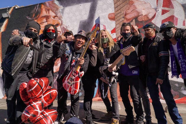Bilder des Jahres 2021, Entertainment 01 Januar Entertainment Themen der Woche KW04 Entertainment Bilder des Tages Fans remember Edward Van Halen at the unveiling of a Memorial Mural by artist Robert Vagas at Guitar Center in W. Hollywood, CA on what would have been Van Halen s 66th birthday, january 26, 2021. Pictured : Pictured : Artist Robert Vargas and various rockers including Taime Downe of Faster Pussycat, Gilby Calrg of Guns N Roses, Doug Aldrich of Whitesnake and Marq Torien of Bullet Boys. Copyright: xKevinxEstradax xMediaPunchx