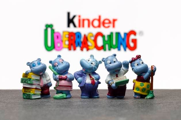 Überraschungseier-Figuren aus verschiedenen Serien der Happy Hippos vor einem Logo von Kinder Überraschung. Die Sammelfiguren waren besonders in den 90er-Jahren sehr beliebt und laut Hersteller Ferrero in jedem siebten Ei zu finden. (Themenbild, Symbolbild) *** Surprise egg figures from different series of Happy Hippos in front of a logo of Kinder Überraschung The collectible figures were especially popular in the 90s and, according to the manufacturer Ferrero, could be found in every seventh egg Theme picture, symbol picture Foto:xC.xHardtx xFuturexImage
