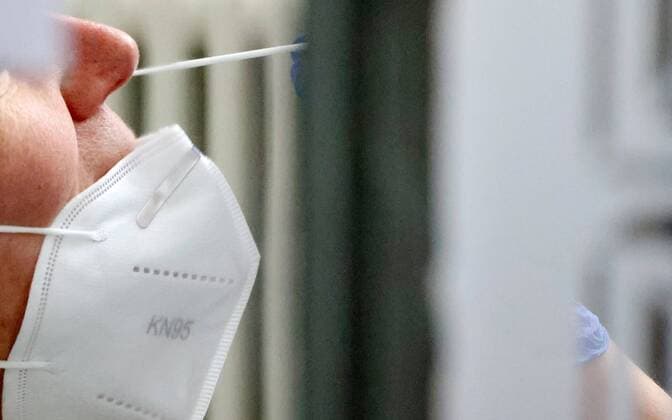 Impftermin im Pflegeheim 26.01.2021 , Grüningen, Pflegeheim, Corona-Impfung mit dem Impfstoff von Pfizer BioNtech, das mobile Impfteam des ASB ist vor Ort, ein Arzt klärt auf und impft die Mitarbeiter und Klienten im Bild: vor Betreten der Einrichtung wird ein Corona-Schnelltest gemacht, hier wird der Covid-19 Ag-Test durchgeführt, das Stäbchen wird in die Nase eingeführt, ein Abstrich wird gemacht