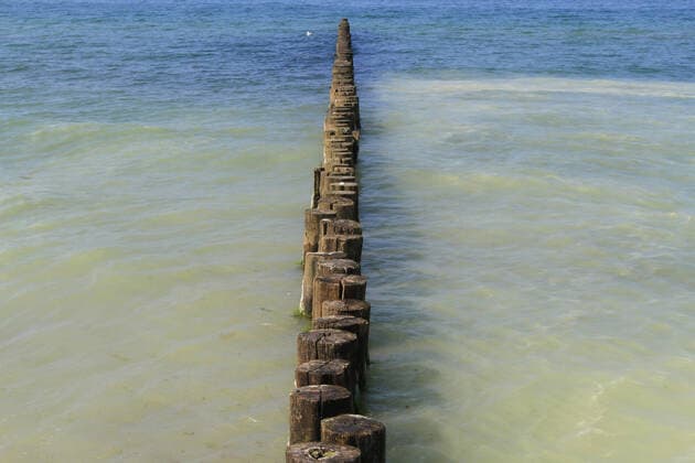 Blick am Freitag (19.05.2017) im Ostseeheilbad Zingst (Landkreis Vorpommern Rügen) auf Buhnen am örtlichen Strand. *** View on Friday 19 05 2017 in the Baltic resort Zingst county Vorpommern Rügen on groynes at the local beach
