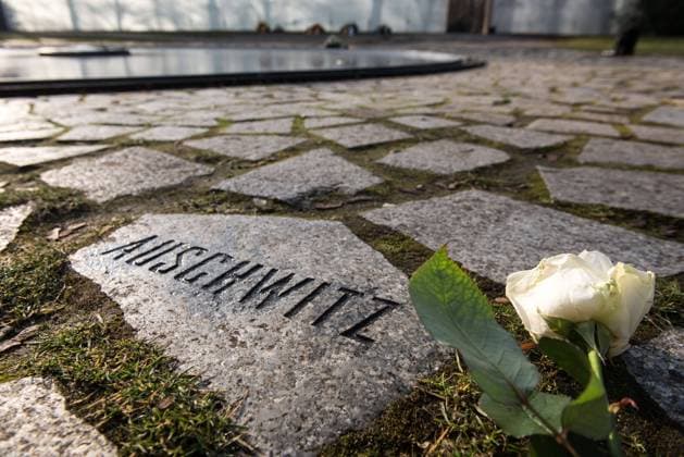 News Bilder des Tages Holocaust Remembrance Day, Eindrücke aus Berlin Heute vor 76 Jahren wurde das Konzentrationslager in Auschwitz befreit. Auch dieses Jahr findet der Internationale Holocaust Remembrance Day statt. Er ist ein Tag des Gedenkens an die Opfer des Holocaust. Im Bild ist ein Gedenkstein im Denkmal für die im Nationalsozialismus ermordeten Sinti und Roma Europas am 27.01.2021 zu sehen. Berlin Berlin Deutschland *** Holocaust Remembrance Day, impressions from Berlin 76 years ago today the concentration camp in Auschwitz was liberated Also this year the International Holocaust Remembrance Day takes place It is a day of remembrance for the victims of the Holocaust In the picture you can see a memorial stone in the Memorial for the Sinti and Roma of