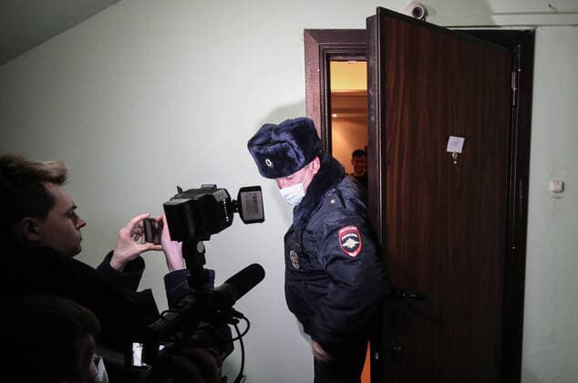 Bilder des Jahres 2021, News 01 Januar News Themen der Woche KW04 News Bilder des Tages Russland, Wohnung von Nawalny in Moskau wird durchsucht MOSCOW, RUSSIA - JANUARY 27, 2021: A police officer leaves Russian opposition activist Alexei Navalny s apartment at a residential building in Lyublinskaya Street. Investigators search apartments of Alexei Navalny and his wife Yulia, his brother Oleg, and the Navalny.Live studio in connection with the case of violation of sanitary-epidemiological rules. The case under Article 236 of the Russian Criminal Code was initiated after the 23 January 2021 unauthorized rally in support of Navalny. According to the Moscow emergency response center on the coronavirus situation control and monitoring, 19 people with COVID-19 who had received stay-at-home order, attended the event. Valery Sharifulin TASS  TS0F5437