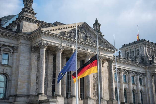 Bilder des Jahres 2021, News 01 Januar News Themen der Woche KW04 News Bilder des Tages Der Bundestag hat am Mittwoch (27.01.2021) an die Opfer des Nationalsozialismus erinnert und den Blick auf das vergangene und aktuelle juedische Leben in Deutschland gerichtet. Bundestagspraesident Wolfgang Schaeuble (CDU) sagte im Parlament in Berlin, das vielfaeltige deutsch-juedische Leben sei ein unglaubliches Glueck fuer unser Land, das wir uns immer wieder neu verdienen muessen . Anlass des Gedenktages war die Befreiung des Konzentrations- und Vernichtungslagers Auschwitz am 27. Januar 1945. Seit 25 Jahren erinnert der Bundestag rund um den 27. Januar mit einer Gedenkstunde an die Opfer der Judenverfolgung unter der Nationalsozialisten. In diesem Jahr stand die Gedenkstunde im Zeichen des Jubilaeumsjahrs zu 1.700 Jahren juedischen Le Copyright: epd-bild ChristianxDitsch EDITORIAL USE ONLY