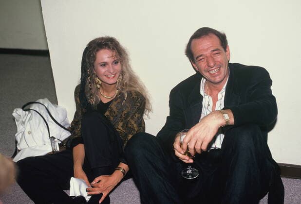 Saengerin Nicole und Komponist Ralph Siegel sitzen am 13.08.1989 auf dem Boden bei der goldenen Note