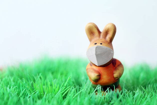 Berlin - Deutschland. Keramik - Osterhase mit einer FFP2-Maske.