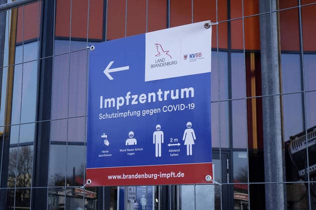 Plakat zum Impfzentrum und Testzentrum Plakat zum Impfzentrum und Testzentrum, 26.01.2021, Potsdam, Grossbeerenstrasse, Brandenburg, Auf dem Gelände des Filmparks Babelsberg befindet sich ein Impfzentrum und Testzentrum.