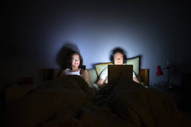 Thema: Bildschirmzeit. Paar liegt mit ihren mobile Devices im Bett Bonn Deutschland *** Topic Screen time couple lies in bed with their mobile devices Bonn Germany Copyright: xUtexGrabowsky photothek.netx