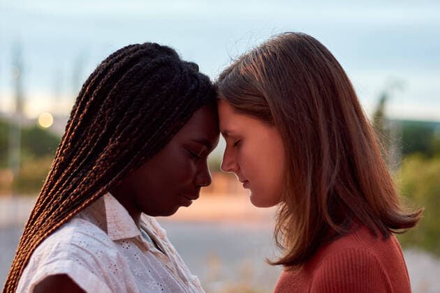 Two young women hug each other seriously. Multiethnic concept Sant Vicent del Raspeig, Comunitat Valenciana, Spain CR_CRBL210127-618068-01 ,model released, Symbolfoto