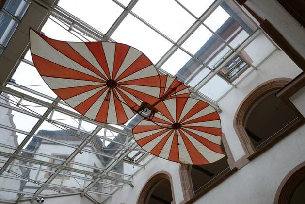 Nachbau des Hängegleiters von Albrecht Ludwig Berblinger, Lichthof des Ulmer Rathauses, Schneider von Ulm, Modell, Luftfahrtpionier, Flugpionier, Flugdrachen, Ulm, Baden-Württemberg, Deutschland, Europa *** Replica of the hang glider of Albrecht Ludwig Berblinger, atrium of the Ulm town hall, Schneider von Ulm, model, aviation pioneer, flying pioneer, flying kite, Ulm, Baden Württemberg, Germany, Europe Copyright: imageBROKER/J.xPfeiffer iblpjr05185397.jpg 