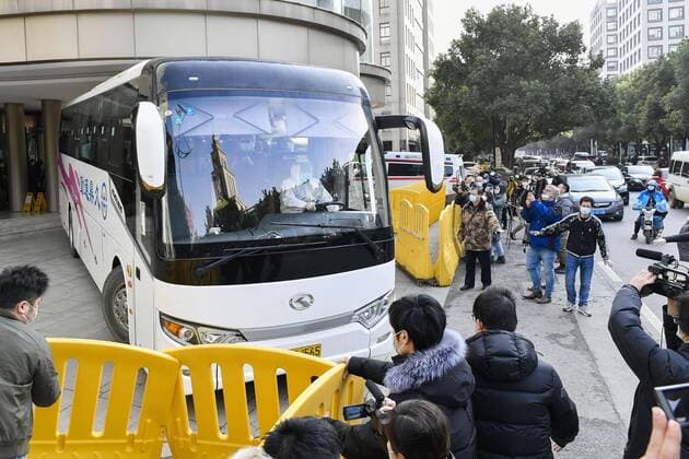 Bilder des Jahres 2021, News 01 Januar News Themen der Woche KW04 News Bilder des Tages WHO probe into coronavirus origins in Wuhan Investigative team members of the World Health Organization leave their hotel by bus in Wuhan, China, on Jan. 28, 2021, after quarantining for two weeks. They started a full-fledged probe the same day in the city, where the novel coronavirus was first detected in late 2019. 