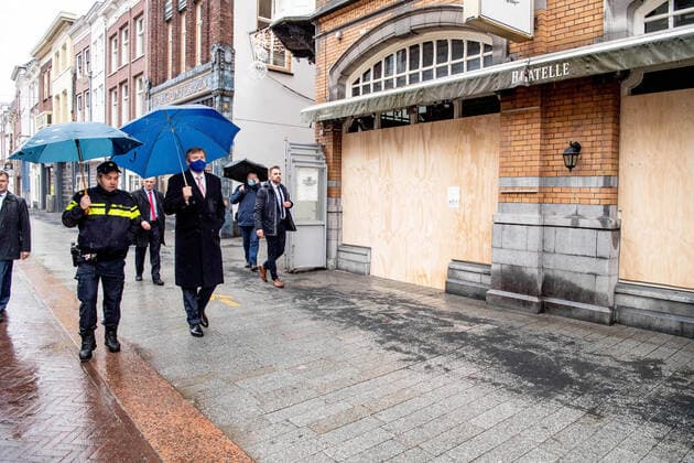 Bilder des Jahres 2021, Entertainment 01 Januar Entertainment Themen der Woche KW04 Entertainment Bilder des Tages 28-01-2021 Den Bosch King Willem-Alexander during his visit, due to the disturbances, vandalism and looting visited in s-Hertogenbosch. He spoke with the police, shopkeepers and local residents about the disturbances, vandalism and looting that took place in the city center of ‘s-Hertogenbosch in the evening of January 25.  Copyright: xPPEx