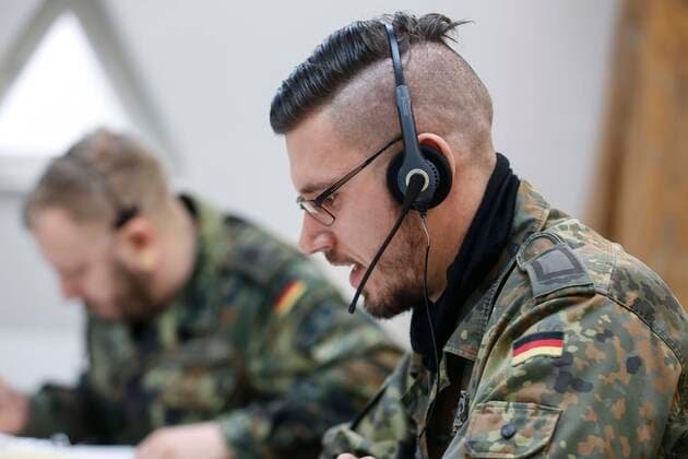 Callcenter Gesundheitsamt Brandenburg an der Havel, DEU, 28.01.2021 - Soldaten der Bundeswehr arbeiten im Callcenter eines Gesundheitsamtes. Die Soldaten fuehren Telefongespraeche mit an Covid19 Erkrankten und fragen unter anderem taeglich den Gesundheitszustand der Erkrankten ab. Brandenburg an der Havel Brandenburg Deutschland