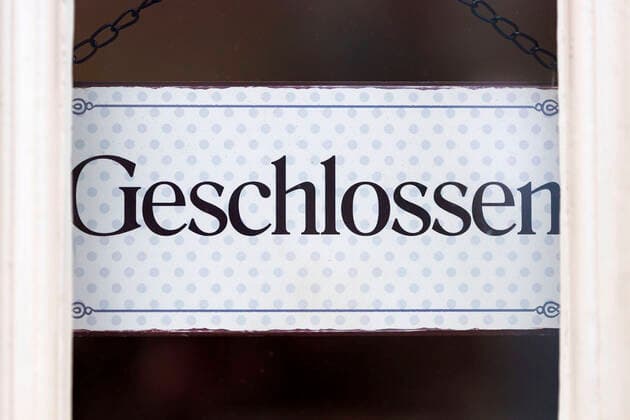 Wegen der Corona-Pandemie haben sich Bund und Länder auf eine Verlängerung des Lockdown bis Mitte Februar geeinigt. Somit bleiben beispielsweise Restaurants, Kulturbetriebe und viele Geschäfte im Einzelhandel geschlossen. In Geschäften und dem Nahverkehr besteht zudem nun eine Pflicht zu medizinischen Masken. Im Einzelhandel drohen zudem tausende Insolvenzen, weil vom Staat versprochene Finanzhilfen immer noch nicht rechtzeitig ankommen. Im Bild ein Geschlossen-Schild an einem Geschäft in der Kölner Altstadt. (Themenbild, Symbolbild) Köln, 28.01.2021