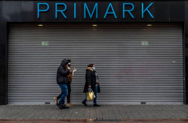 Die Innenstadt von Gelsenkirchen, Fussgängerzone, Bahnhofstrasse, während der Corona Krise, Lockdown im Januar 2021, geschlossene Geschäfte, Primark Modekaufhaus, und Gastronomie, wenige Passanten, Gelsenkirchen, NRW, Deutschland Gelsenkirchen Shutdown *** The city center of Gelsenkirchen, pedestrian zone, Bahnhofstrasse, during the Corona crisis, lockdown in January 2021, closed shops, Primark fashion department store, and gastronomy, few passers-by, Gelsenkirchen, NRW, Germany Gelsenkirchen Shutdown