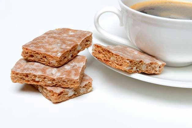  Basler Leckerli, Basler Leckerli mit Tasse Kaffee, Lackerli, Läckerli, Pfefferkuchen *** Basler Leckerli, Basler Leckerli with cup of coffee, Lackerli, Läckerli, Pfefferkuchen Copyright: imageBROKER/J.xPfeiffer iblpjr05184931.jpg