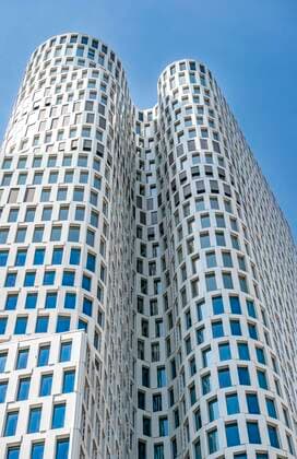 Creative Highlights World Moderne Architektur, Fassade des Hochhauses Upper West mit Hotel Motel One Berlin-Upper West, Berlin, Deutschland, Europa *** Modern architecture, facade of the high-rise building Upper West with Hotel Motel One Berlin Upper West, Berlin, Germany, Europe Copyright: imageBROKER/MaraxBrandl ibxmab06011061.jpg