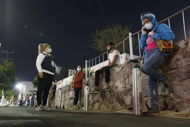 Young Mexicans today attend to people in need of oxygen to supply their sick, living in the city of Guadalajara, in the state of Jalisco, Mexico 28 January 2021. Oxygen on Wheels is a non-profit group of young people who devised a procedure to support people with oxygen needs for their family members who are sick with covid-19, bringing this vital service to their homes. Young Mexicans support covid-19 patients by bringing oxygen to their homes !ACHTUNG: NUR REDAKTIONELLE NUTZUNG!  Copyright: xFranciscoxGuascox MEX3930 20210129-637474968663242679