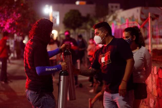 Young Mexicans today attend to people in need of oxygen to supply their sick, living in the city of Guadalajara, in the state of Jalisco, Mexico 28 January 2021. Oxygen on Wheels is a non-profit group of young people who devised a procedure to support people with oxygen needs for their family members who are sick with covid-19, bringing this vital service to their homes. Young Mexicans support covid-19 patients by bringing oxygen to their homes !ACHTUNG: NUR REDAKTIONELLE NUTZUNG!  Copyright: xFranciscoxGuascox MEX3939 20210129-637474968677617684