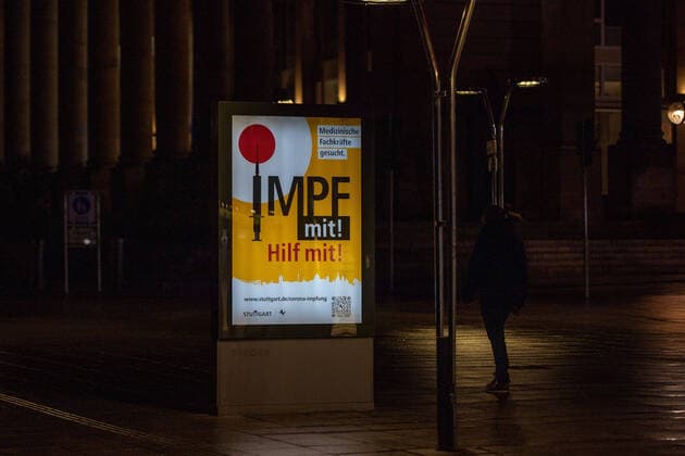 Sindelfingen Themenbilder: Stuttgart in Zeit der Corona-Pandemie, 28.01.2021, Themenbilder: Stuttgart in Zeit der Corona-Pandemie, Impf mit! Plakat in der Stuttgarter Koenigstrasse, 28.01.2021, Copyright: xEIBNER DROFITSCHx EP_ddh