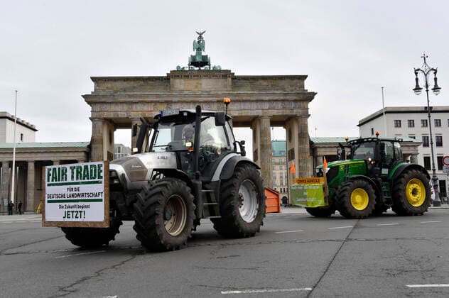 Bilder des Jahres 2021, News 01 Januar News Themen der Woche KW04 News Bilder des Tages Bauern aus allen Landesteilen Deutschlands protestieren gegen die Agrarpolitik der Regierung mit ihren Traktoren vor dem Brandenburger Tor. Berlin, 29.01.2021 *** Farmers from all parts of Germany protest against the governments agricultural policy with their tractors in front of the Brandenburg Gate Berlin, 29 01 2021 Foto:xF.xKernx xFuturexImage