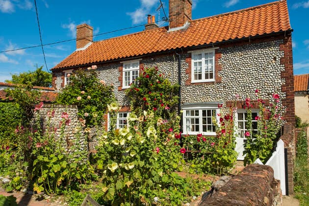 A pretty Norfolk cottage. Copyright: xBillxAllsopp LOOPxIMAGESx BAL09320049