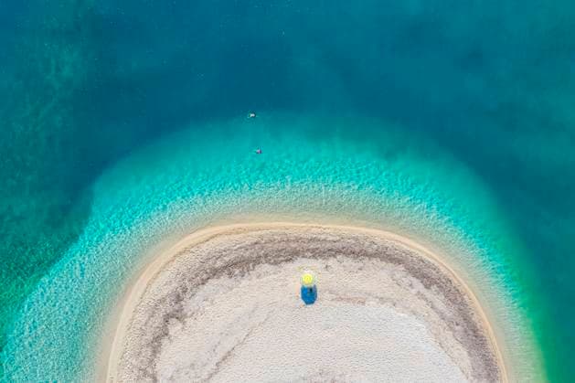 Aerial view of a secluded and spectacular beach with turquoise waters in Lefkada in Greece. Copyright: xHarrisDro LOOPxIMAGESx CDS12020WT038