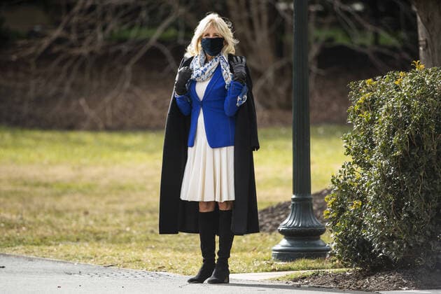 Bilder des Jahres 2021, Entertainment 01 Januar Entertainment Themen der Woche KW04 Entertainment Bilder des Tages First Lady Jill Biden watches as US President Joe Biden (not pictured) departs the White House for a short visit with wounded veterans at Walter Reed Medical Center in Washington, DC on January 29, 2021.  WAX20210129251 JIMxLOxSCALZO