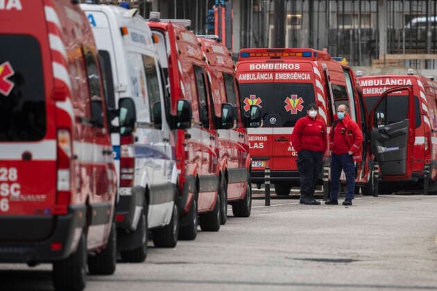 Bilder des Jahres 2021, News 01 Januar January 29, 2021, Lisbon, Portugal: Ambulances waiting in a queue amid Covid-19 pandemic..Dozens of ambulances line up to drop off patients infected with Covid-19 at the Santa Maria hospital in Lisbon. The wait can take up to 12 hours. While waiting, patients receive assistance inside the emergency vehicles. Lisbon Portugal - ZUMAs197 20210129_zaa_s197_090 Copyright: xHugoxAmaralx
