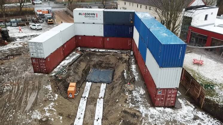 Bilder des Jahres 2021, News 01 Januar News Themen der Woche KW04 News Bilder des Tages Bombenräumung in Göttingen - Luft und Bodenaufnahmen Vier mutmaßliche Weltkriegsbomben aus dem zweiten Weltkrieg liegen in der Erde rund um die Godehardstraße in Göttingen. Feuerwehr und Baufirma sichert mittels Wasserbefüllter Frachcontainer (24.000 l) umliegende Häuser. Am Sonnabend, 30 Januar rückt der Kampfmittelbeseitigungsdienst Niedersachsen an, um die Blindgänger zu entschärfen. Zug und Busverkehr wird eingestellt. Niedersachsen, Göttingen, Fliegerbombe, Luftbilder, Weltkriegsbombe, Blindgänger, Godehardstraße, Deutschland, Nachrichten, Polizei, Feuerwehr, Kampfmittelbeseitigungsdienst, Deutsche Bahn, Fundort, Container, Wasser, Schutz, Bürger, Gesellschaft, Nachbarn, Wohnhäuser, Strassensperrung, Evakuierung Gött Copyright: xMartinxDziadekx