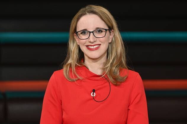 Alena Buyx (Medizinethikerin) 01 21 her Prof. Alena Buyx am 26. Januar 2021 in Markus Lanz , ZDF TV Fernsehen Talkshow Talk Show Deutschland deu?tsch deutsche Frau Ethikerin Vorsitzende Ethikrat Medizinethik Medizin Hochschullehrerin german female scientist quer Portrait lächelnd