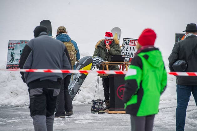 2021.01.30 Zentralparkplatz P1 Oberwiesenthal - Demonstration gegen die Corona-Beschränkungen in Oberwiesenthal - Rechtsextremist Sven Liebich aus Halle Saale lud am Samstag, dem 30. Januar 2021, zu einer Rodeldemo in Oberwiesenthal ein. Der Bürgermeister von Oberwiesenthal, Mirko Ernst, untersagte dies allerdings. Der Grund: Die Rodelhänge sind privat und können nicht für Demonstrationen genutzt werden. Außerdem läge auch zu viel Schnee. Daraufhin genehmigte die Versammlungsbehörde die Demonstration auf dem Zentralparkplatz P1. Zu Beginn waren ca. 25 Teilnehmer anwesen. Nach der Begrüßung durch Veranstalter Sven Liebich, bei der direkt anwesende Pressevertreter als Lügenpresse beschimpft wurden, ging es im weiteren Verlauf um