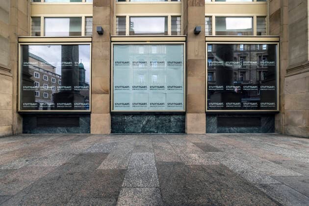 Stuttgart stronger than ever. Schaufenster des Kaufhaus Mitte an neuem Standort. Der Handel leidet unter der Corona-Pandemie. Im Lockdown sind Läden und Shops geschlossen, nur wenige Menschen sind in der Stuttgarter Fußgängerzone Königstraße unterwegs. 29.01.2021, Deutschland, Baden-Württemberg, Stuttgart.