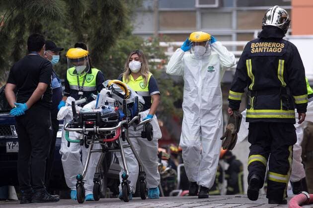 News Bilder des Tages Firefighters attend the emergency of a fire in the San Borja Arriaran hospital in the center of Santiago, Chile, 30 January 2021. A fire in a Santiago hospital forced this Saturday to evacuate some thirty patients with covid-19 and transfer them to other centers in the city, in an operation of extreme difficulty, since at least eight are intubated, in critical condition and require ventilation mechanics. The flames, which are already controlled, did not affect any sector with patients, but the boiler area, electrical installations and other hospital services were affected. Fire in hospital in Chile forces the evacuation of intubated covid-19 patients !ACHTUNG: NUR REDAKTIONELLE NUTZUNG!  Copyright: xAlbertoxValdesx AME2161 20210130-637476252431599974