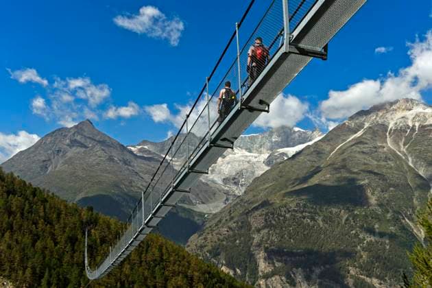 Wanderer auf der Charles Kuonen-Haengebruecke, Schweiz, Wallis, Randa Hikers on the Charles Kuonen Suspension Bridge, Switzerland, Valais, Randa BLWS637475 *** Hikers on the Charles Kuonen Suspension Bridge, Switzerland, Valais, Randa Hikers on the Charles Kuonen Suspension Bridge, Switzerland, Valais, Randa BLWS637475 Copyright: xblickwinkel G.xFischerx