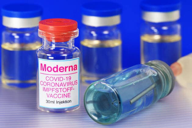 Symbolbild Coronaserum-Impfstoffdose mit Spritze Corona-Impfstoff *** Symbol image Coronaserum vaccine can with syringe Corona vaccine