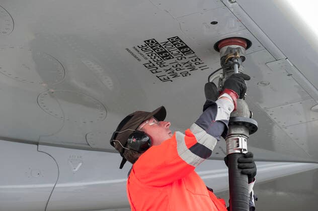 Germany, Lufthansa biofuel GERMANY, Hamburg airport , trial phase, biofuel tanking of Lufthansa jet Airbus A321 , one turbine is powered with 50 percent biofuel a blend of Jatropha , Camelina oil and animal grease