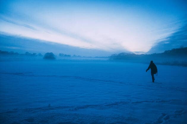 Die blaue Stunde bei Neuschnee - weite verschneite Wiesen im Nebel mit einer Spaziergängerin 30.01.2021 Rotenburg (Wümme), Neuschnee, blaue Stunde, weite freie Wiesen im Nebel mit Schnee bedeckt und nebeligem Himmel und einer Spaziergängerin Rotenburg (Wümme) Wümmewiesen Niedersachsen Deutschland *** The blue hour with fresh snow wide snowy meadows in the fog with a walker 30 01 2021 Rotenburg Wümme , fresh snow, blue hour, wide free meadows in the fog covered with snow and foggy sky and a walker Rotenburg Wümme Wümmewiesen Lower Saxony Germany